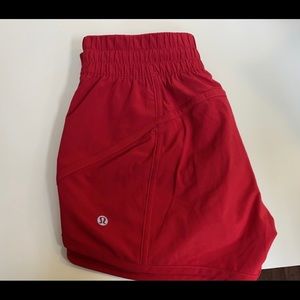 Lululemon Hotty Hot, size 6, 4 inch